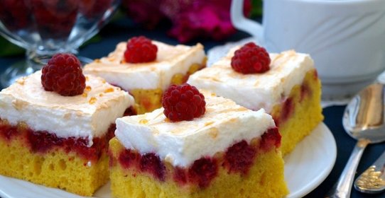 Малиновый пирог с меренгой