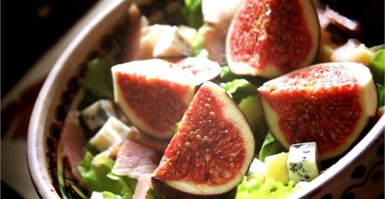 Салат с инжиром, хамоном и сыром дор-блю