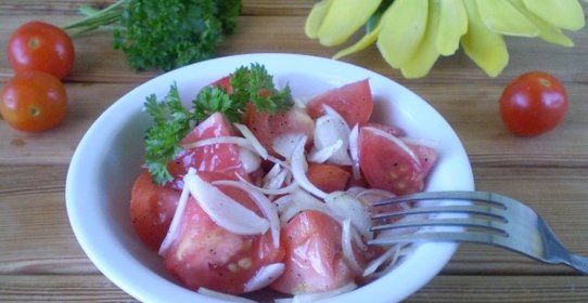 Помидоры кусочками с луком