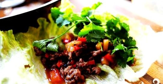 Листья салата с мясной начинкой