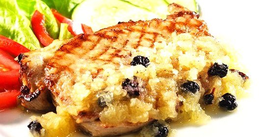 Свинина, маринованная в яблочном уксусе, с яблоками на гриле