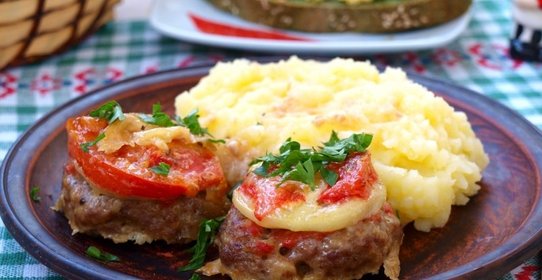 Мясные котлеты запечённые с помидорами и луком в духовке