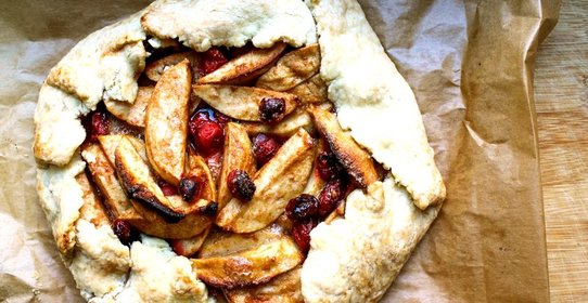 Открытый пирог с брусникой и яблоком