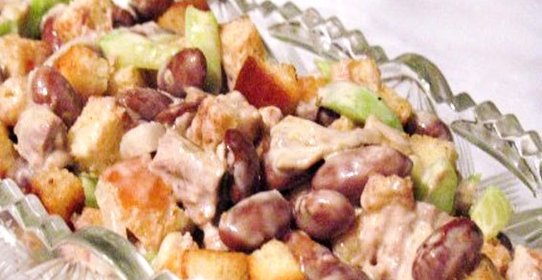 Фасолевый салат с сухариками