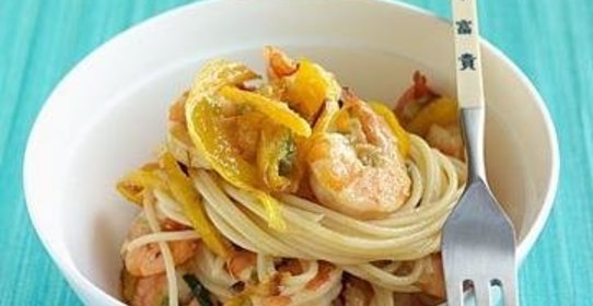 Спагетти с креветками и овощами
