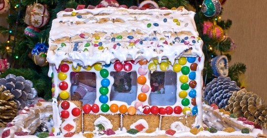 Домик из конфет