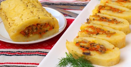 Рулет из картофеля с морковью и грибами