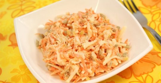 Морковный салат с яблоками и семечками