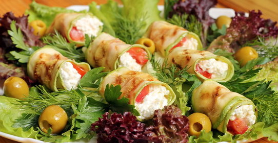 Блинный салат с куриной грудкой