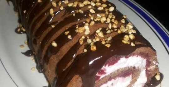 Бисквитный рулет с птичьим молоком и ягодами