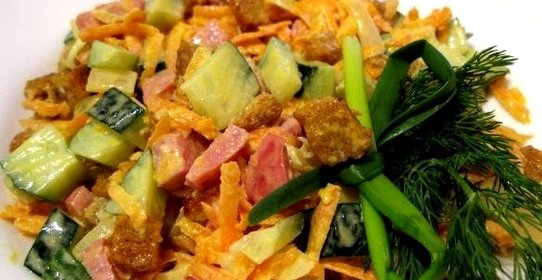 Салат с колбасой полукопченой