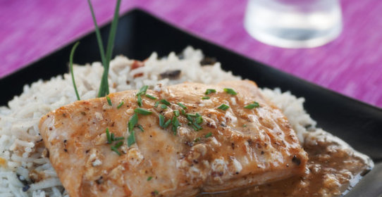 Нежная рыба с чесноком и петрушкой и рисом