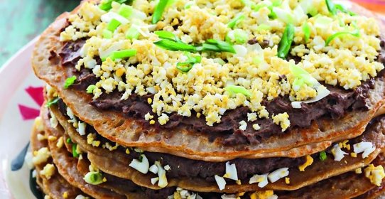 Блинный пирог с яйцами и печенкой