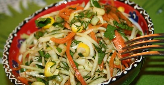 Хрустящий капустный салат с сахарной кукурузой и корейской морковью