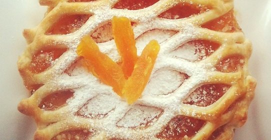 Пирог из слоеного теста с абрикосовым джемом, курагой и миндалем