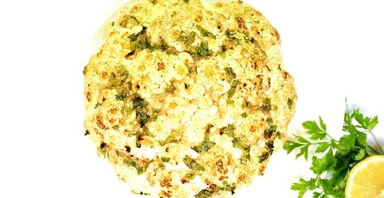 Запеченная целиком цветная капуста с чесноком