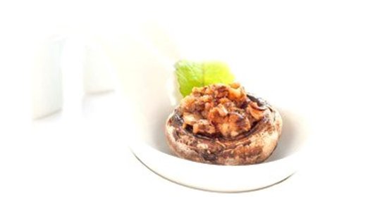 Грибы, фаршированные крабовым мясом, пармезаном и белым луком