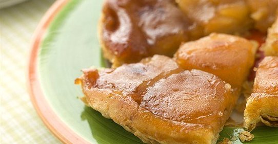 Пирог с карамелизованными яблоками и орехами пекан