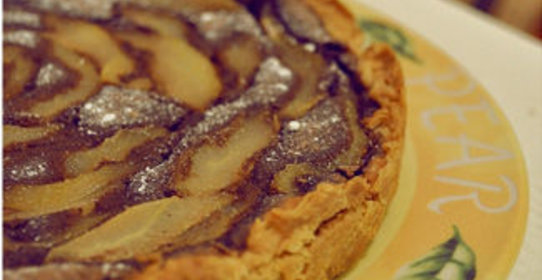 Грушевый пирог с шоколадным заварным кремом на творожном тесте