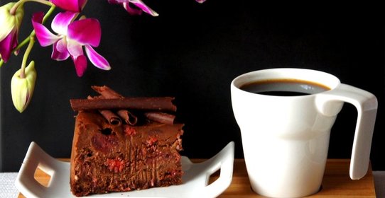 Шоколадный чизкейк с вишней