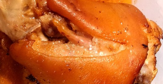 Свиная рулька, маринованная в коле