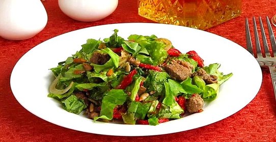 Салат из куриной печени с овощами