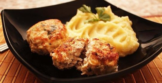 Рубленные котлеты из куриного филе с сырной начинкой и зеленью