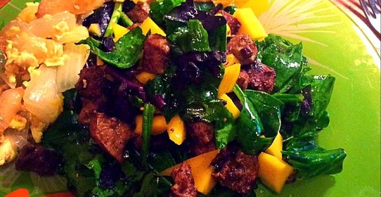 Осенний салат с печенью и манго