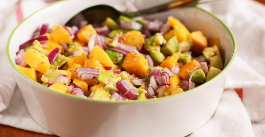 Салат с манго, авокадо и красным луком