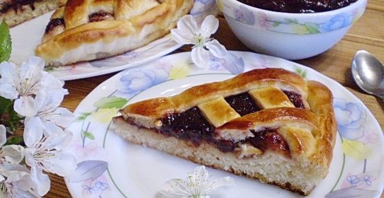 Дрожжевой пирог с вареньем