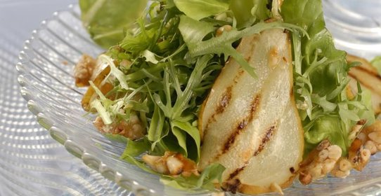 Зеленый салат с грушами-гриль