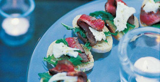 Канапе с моцареллой и ростбифом