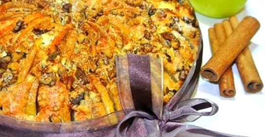 Пирог с яблоками и орехами
