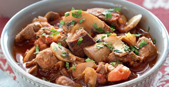 Баранина, тушенная с грибами
