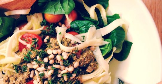 Салат из молодого кабачка с помидорами черри и мятным сицилийским песто