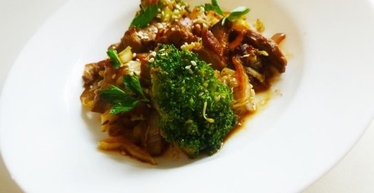 Свинина с брокколи вок