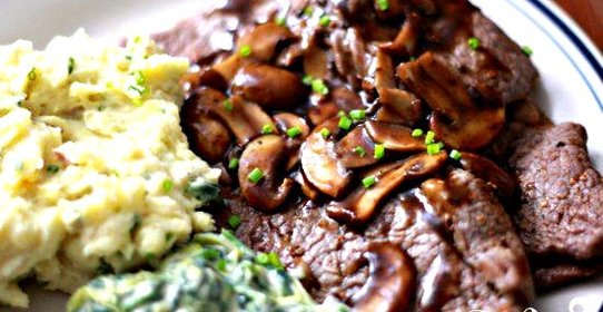 Стейк с грибным соусом и сливочным шпинатом