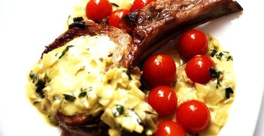 Телячьи отбивные с горчичным соусом и помидорами