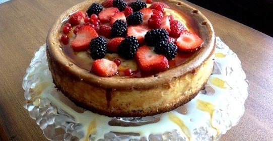 Чизкейк с белым и молочным шоколадом под карамельным соусом