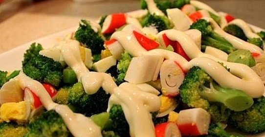 Крабовый салат с брокколи