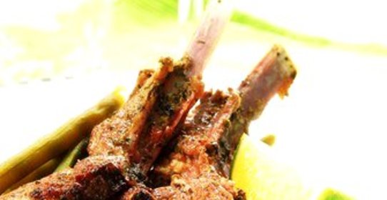 Бараньи отбивные на гриле в медово-лавандовом маринаде