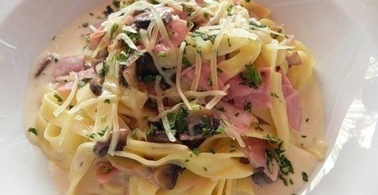 Феттучини с ветчиной и грибами в сливочном соусе