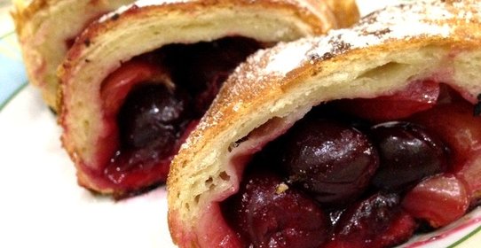 Слоеный рулет с вишней