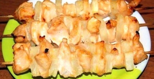 Куриные шашлыки с ананасами в духовке