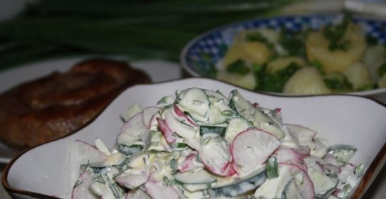 Салат Весенний с огурцом и редисом