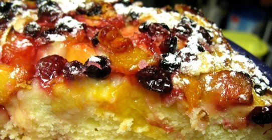 Пирог на ряженке с ягодами