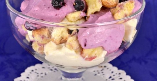 Творожный десерт с печеньем и черникой