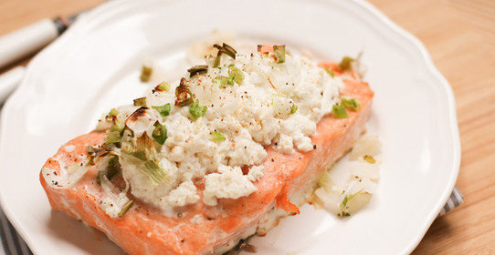 Семга с рикоттой и молодым луком
