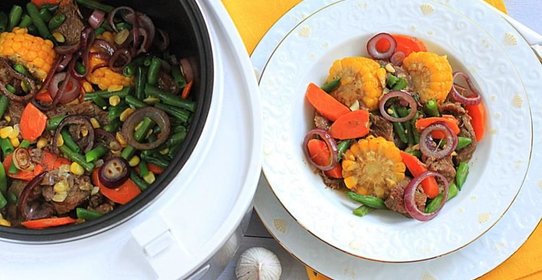 Говядина тушеная с кукурузой и фасолью
