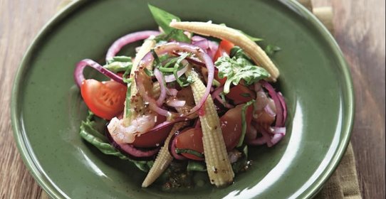 Салат с кукурузой, креветками и помидорами